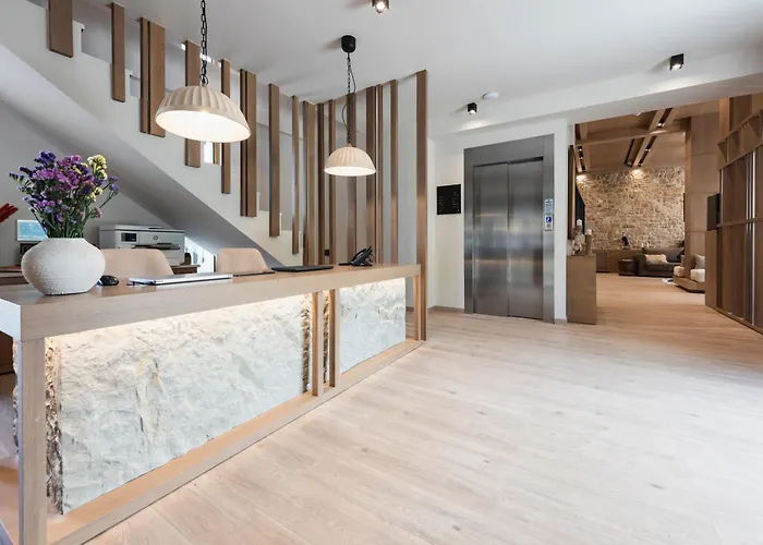 Revi Mountain Boutique فندق كالافريتا